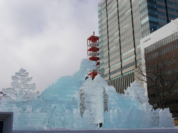 「アイス・ミュージアム　恐竜たちの世界」をテーマにした大氷像